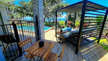 室外游泳池,提供免費遮陽小屋和日光浴躺椅