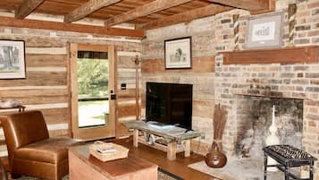 Smart TV, fireplace, books, streaming services