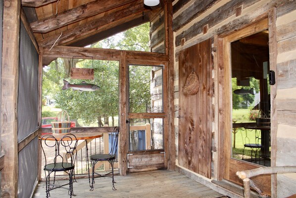 Outdoor dining - New! Carolina Frost Cabin in Downtown Mocksville (Mocksville)