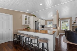 Fridge, microwave, oven, stovetop - Book now for 2026! (LaFollette)