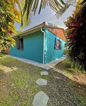 A house with a sloped roof and a flat side wall painted in a solid color. - LES VILLAS PAMEYAQUE/ LA VILLA PAME with a pool and a view of the Caribbean Sea (Rivière-Salée)