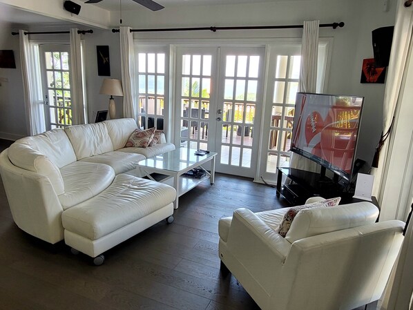 Smart TV, books, stereo