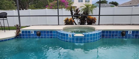 Una piscina techada, una piscina al aire libre