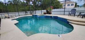 Una piscina al aire libre, una piscina climatizada
