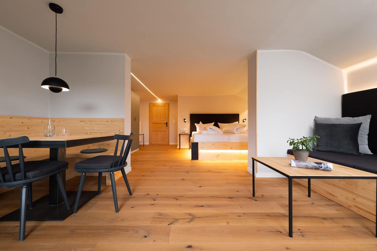 Suite familiare, 2 camere da letto, balcone, vista montagna | 1 camera, biancheria da letto ipoallergenica, una scrivania