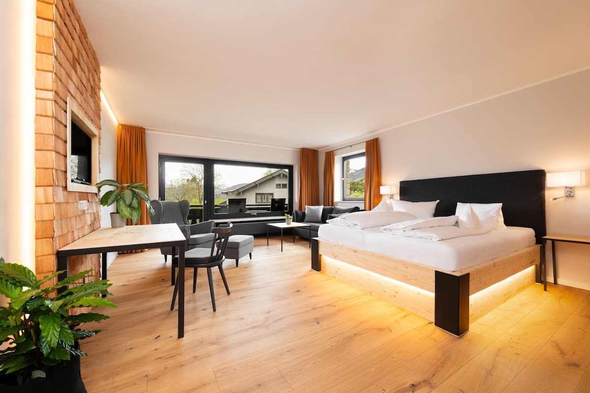 Suite Junior, 1 letto king con divano letto, vista giardino | 1 camera, biancheria da letto ipoallergenica, una scrivania