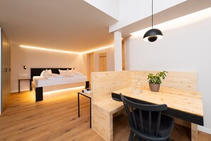 Hypo-allergenic bedding, desk, laptop workspace, blackout curtains - freistil. boutiquehotel. & restaurant. (Ofterschwang)