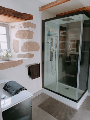 Douche, sĂšche-cheveux, serviettes fournies, savon