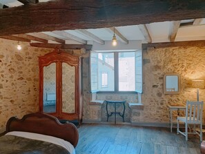 4 bedrooms, iron/ironing board, free WiFi, bed sheets - Beautiful Historic Holiday home with a chateau neighbour (Confolens)