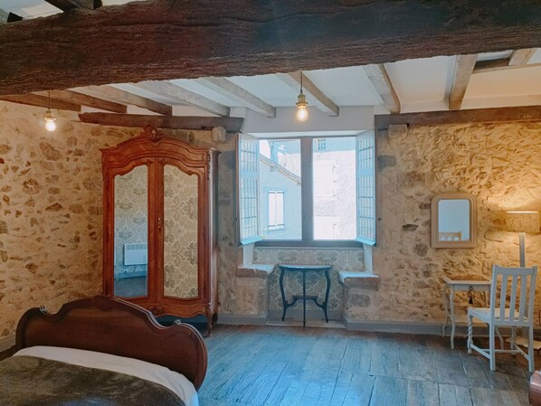 4 soverom, strykejern/-brett, wi-fi (inkludert) og sengetøy