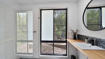 Dusch, bubbelbadkar, handdukar och tvÄl