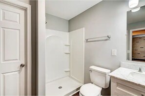 Suihku, hiustenkuivaaja, pyyhkeet, saippua