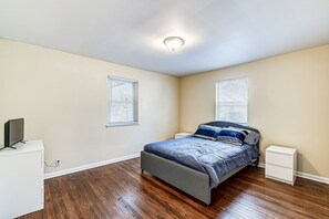 3 bedrooms, desk, iron/ironing board, free WiFi