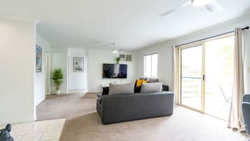 Casa de campo familiar, 2 habitaciones | Área de sala de estar | Televisión LCD de 6 pulgadas con canales por cable y televisión