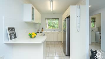 Familie cottage, 2 slaapkamers | Privékeuken | Een waterkoker, een eettafel