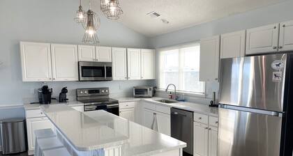 Water Music OBX: Ocean views, easy beach access, private pool. Pet friendly.