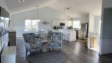 TV connectée, lecteur de DVD, livres