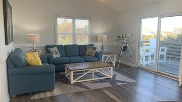 TV connectée, lecteur de DVD, livres