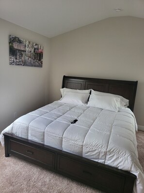 3 bedrooms, desk, iron/ironing board, free WiFi