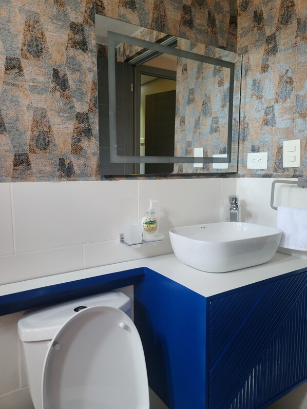 Handdukar, tvål och toalettpapper