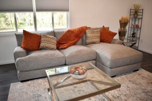 Smart TV, fireplace - Bloomfield Hills Modern, Luxurious Ranch, 1900 Sq Ft, 3 Bedroom/2.5 Bath + Patio (Bloomfield Hills)