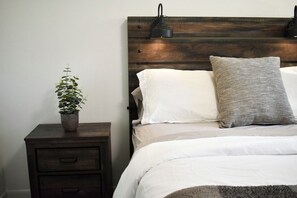 3 bedrooms, desk, iron/ironing board, travel cot - Bloomfield Hills Modern, Luxurious Ranch, 1900 Sq Ft, 3 Bedroom/2.5 Bath + Patio (Bloomfield Hills)