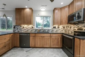 Geladeira, micro-ondas, fogão, cooktop