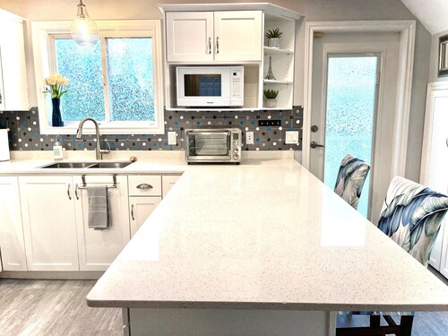Bright and Comfortable Retreat Downtown Kelowna