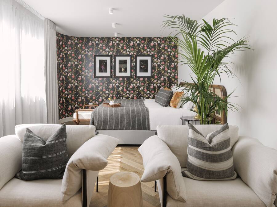 The Lizzy Suite with King Bed | Minibar, in-room safe, desk, soundproofing