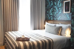 Quarto, 1 cama King, acessível para pessoas com deficiência física (The Surry Room) | Frigobar, cofres nos quartos, escrivaninha, quartos à prova de som