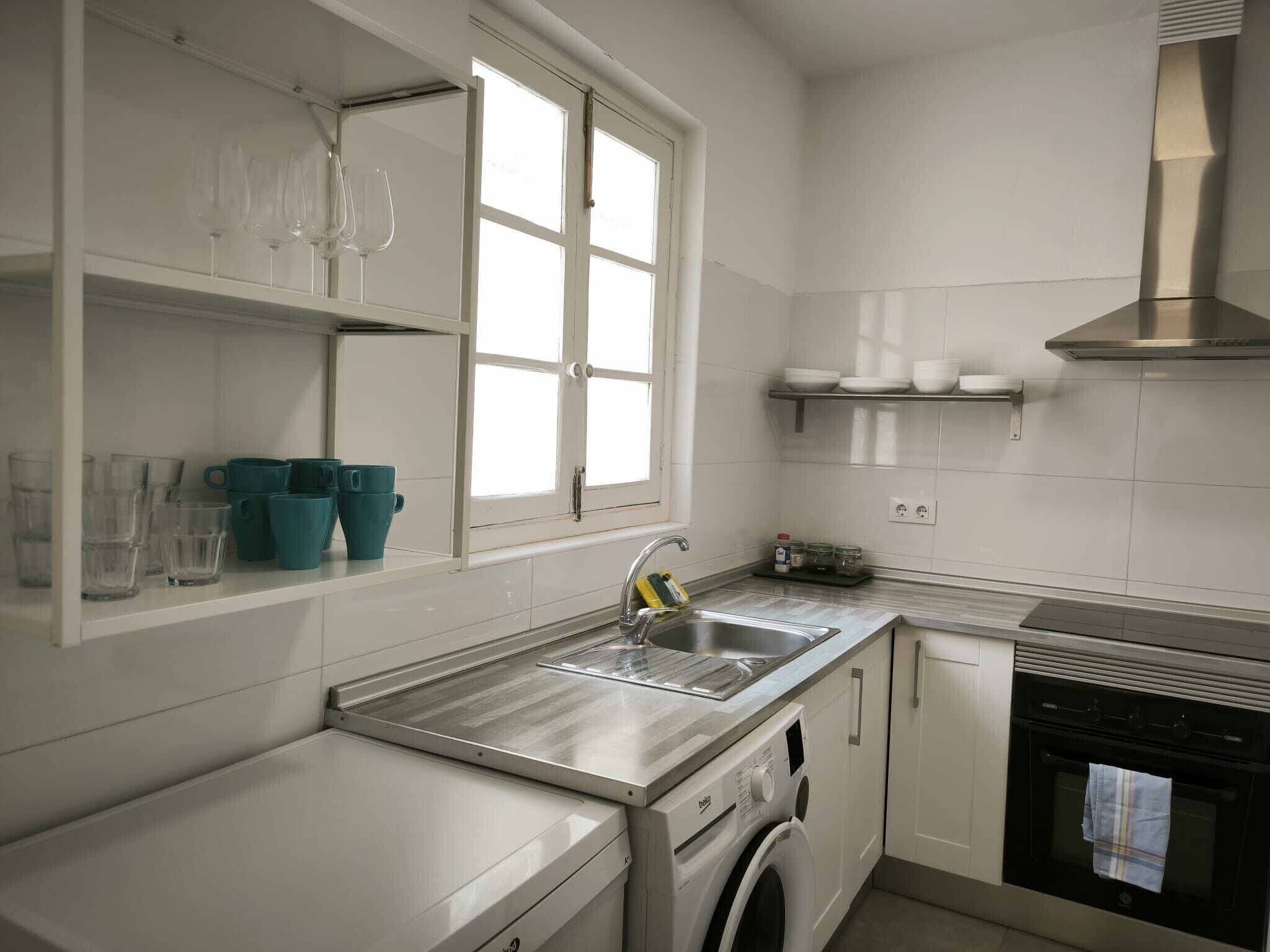 Een koelkast, een microgolfoven, een oven, een vaatwasser