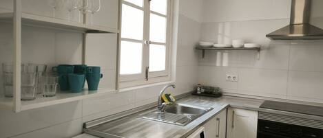 Een koelkast, een microgolfoven, een oven, een vaatwasser