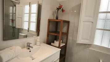 Shower, hair dryer, towels