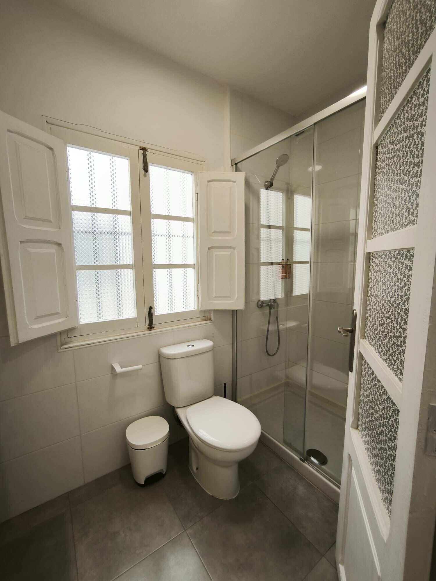 Een douche, een haardroger, handdoeken