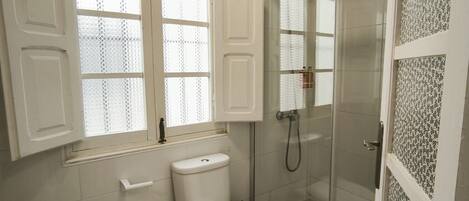 Een douche, een haardroger, handdoeken