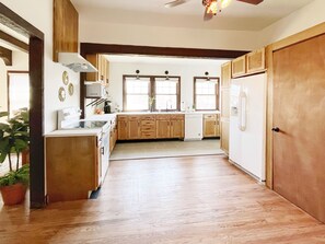 Fridge, microwave, stovetop, dishwasher