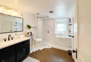 Douche, séchoir à cheveux, serviettes fournies, savon