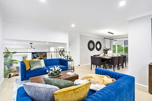 Casa familiar, 4 habitaciones | Área de sala de estar | Televisión LCD de 6 pulgadas con canales por cable y televisión 