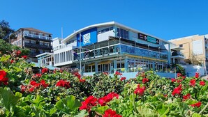 Un immeuble à plusieurs étages, sur lequel on peut voir une enseigne bien visible indiquant « North Bondi ORSL ».