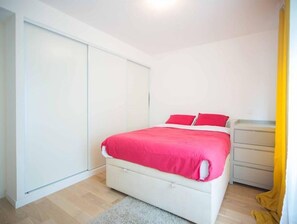 1 chambre, bureau, fer et planche à repasser, accès Internet