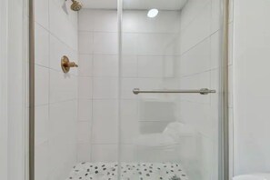 Sèche-cheveux, serviettes fournies, papier toilette
