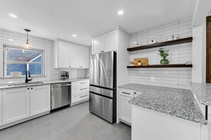 Fridge, microwave, oven, stovetop - Carrollton Cottage - No Cleaning Fee - No Pet Fee (Carrollton)