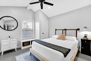 3 chambres, bureau, fer et planche à repasser, lit de bébé portatif