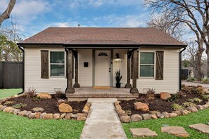 Exterior detail - Carrollton Cottage - No Cleaning Fee - No Pet Fee (Carrollton)