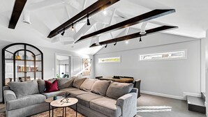 Una sala de estar moderna con un sofá modular, una mesa de centro y una estantería.