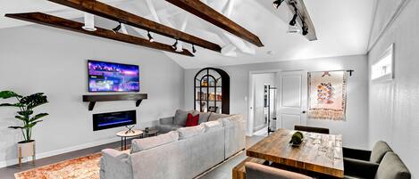 Een smart-tv, een open haard en boeken