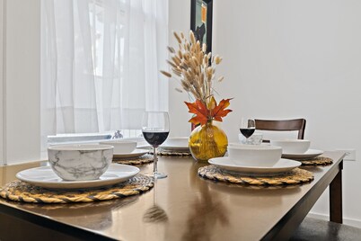 Jefferson Off Main: *4 Beds*King Beds*Walk to Main* 3 Full Bath