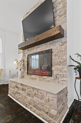 Jefferson Off Main: *4 Beds*King Beds*Walk to Main* 3 Full Bath