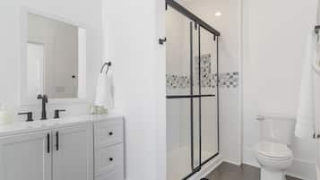 Douche, sèche-cheveux, serviettes fournies, savon