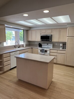 Frigorifero, microonde, forno, piano cottura